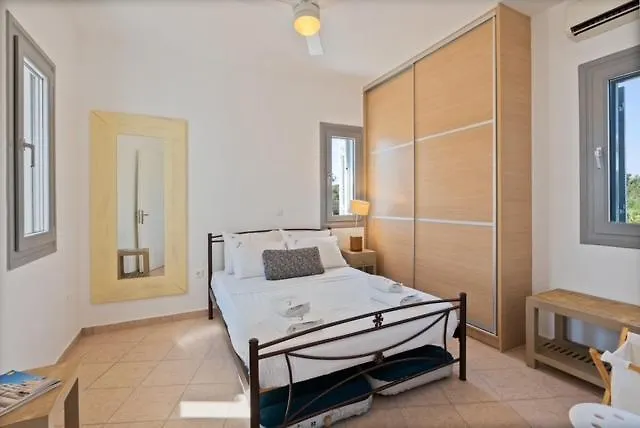 Beachfront House St Spiridon * أنديباروس