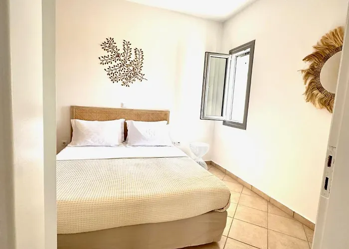 Beachfront House St Spiridon بيت للعطل *