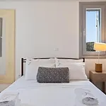 Beachfront House St Spiridon Feriehus *