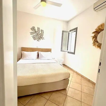 Beachfront House St Spiridon Hébergement de vacances *