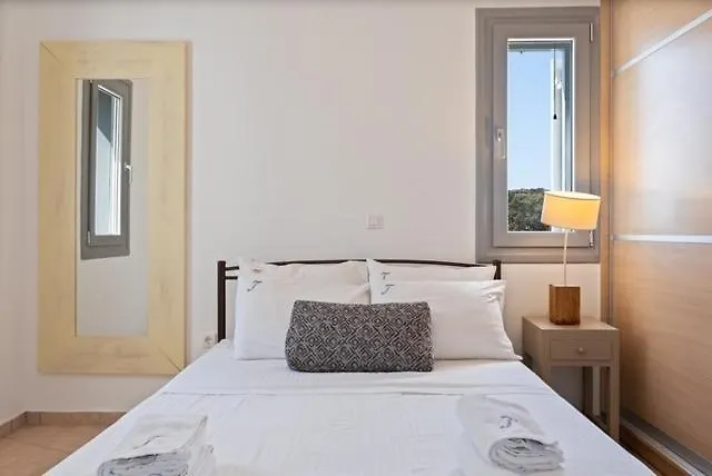 Beachfront House St Spiridon Vakantiehuis *